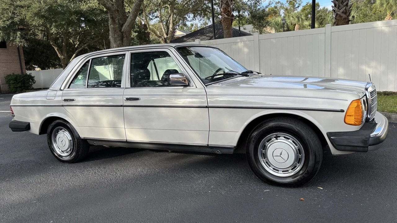 1981 Mercedes-Benz W123 Sedan - Image 9 of 21