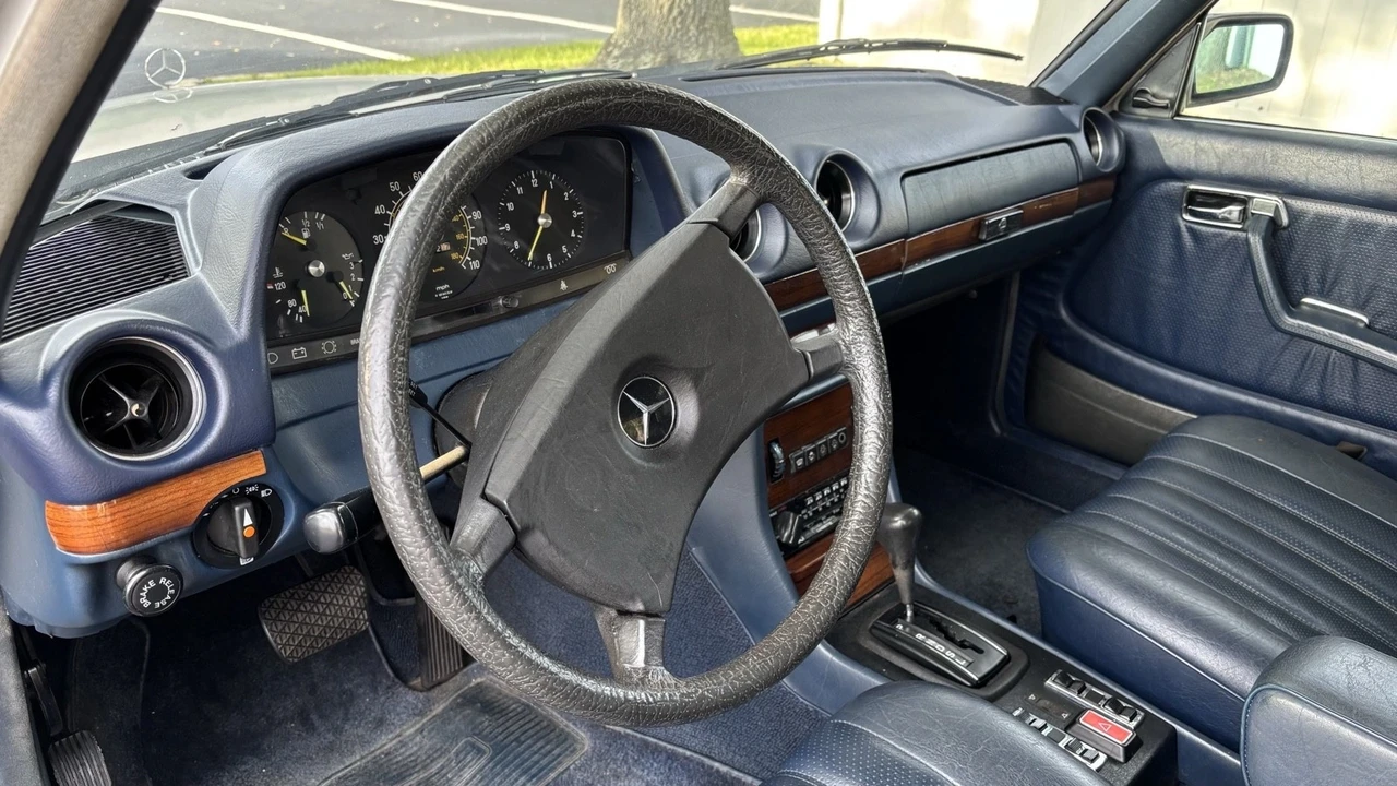 1981 Mercedes-Benz W123 Sedan - Image 20 of 21