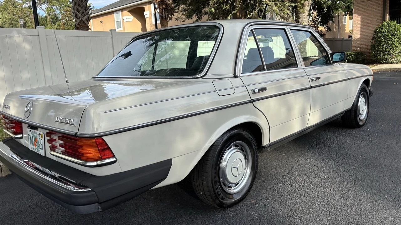 1981 Mercedes-Benz W123 Sedan - Image 10 of 21