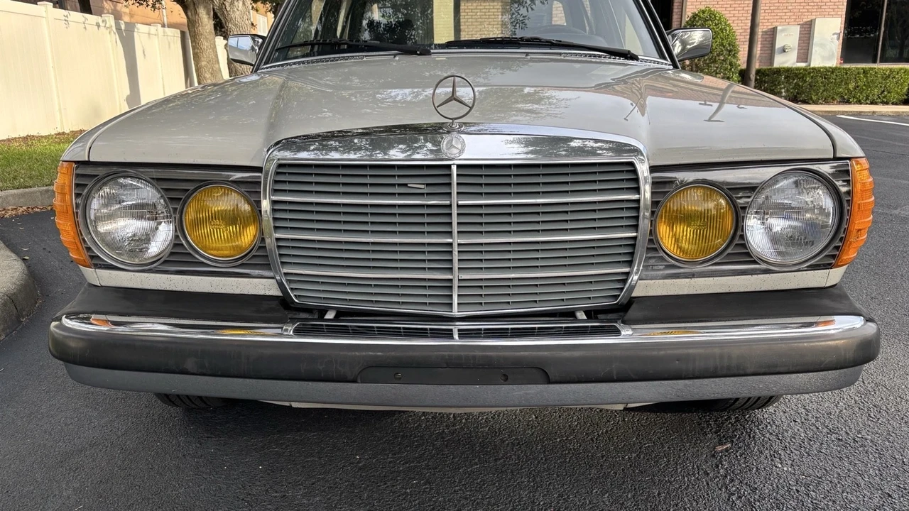 1981 Mercedes-Benz W123 Sedan - Image 2 of 21