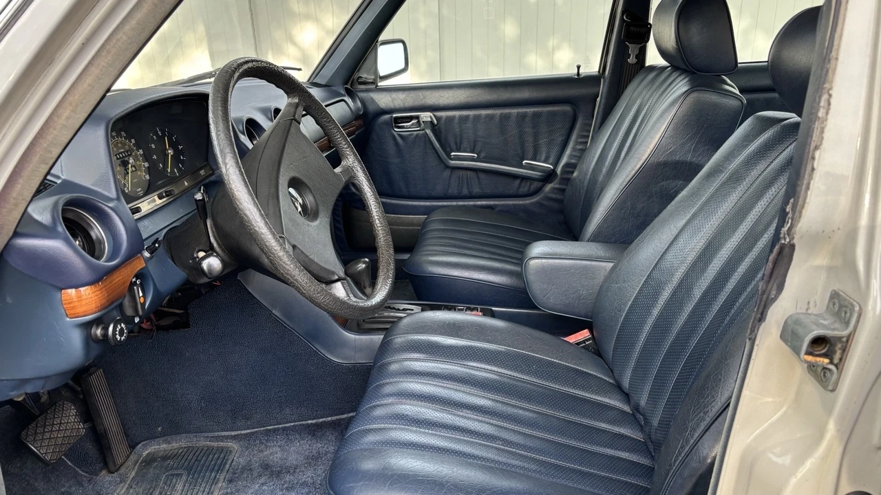 1981 Mercedes-Benz W123 Sedan - Image 17 of 21