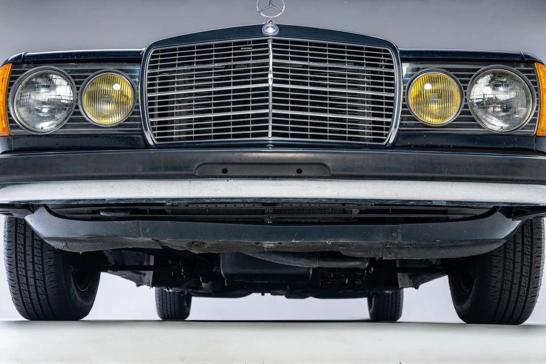 1981 Mercedes-Benz W123 Sedan - Image 13 of 31