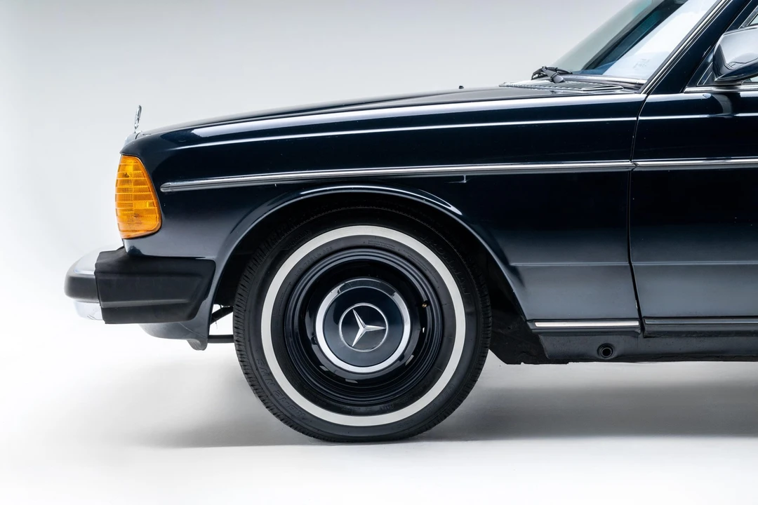 1981 Mercedes-Benz W123 Sedan - Image 15 of 31