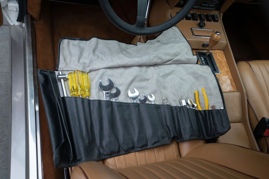 1982 Aston Martin DBS V8 & V8 & V8 Vantage - Image 26 of 31