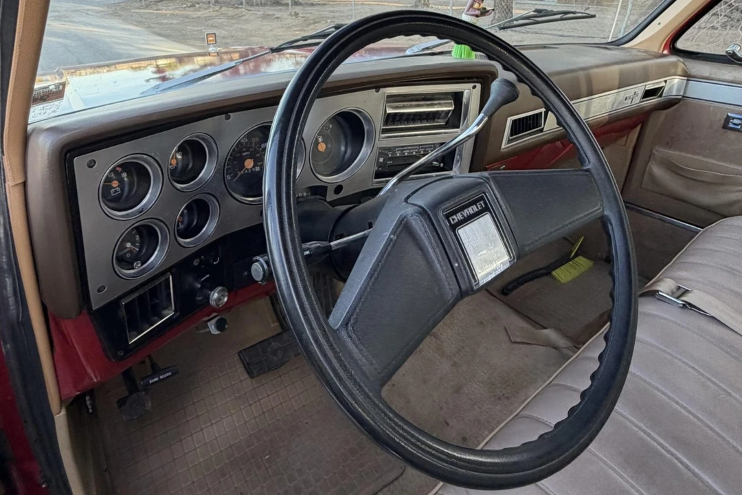 1982 Chevrolet Suburban 7th Gen - Image 5 of 8