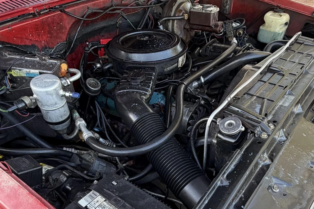 1982 Chevrolet Suburban 7th Gen - Image 6 of 8
