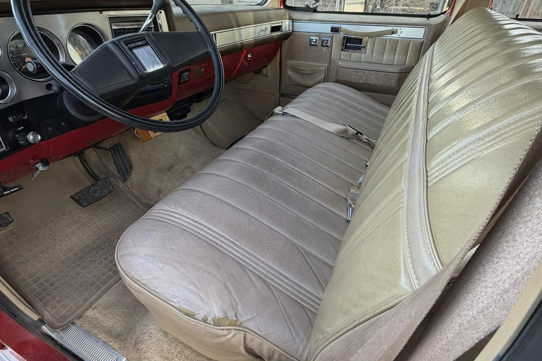 1982 Chevrolet Suburban 7th Gen - Image 4 of 8