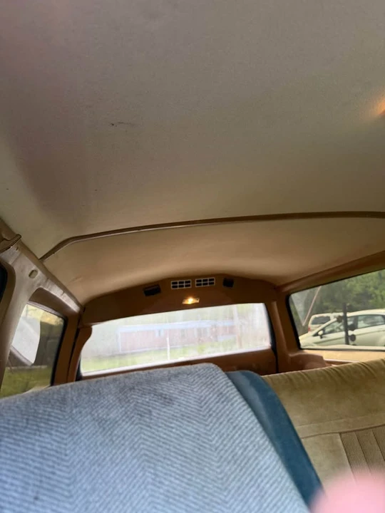 1982 Chevrolet Suburban 7th Gen - Image 5 of 11