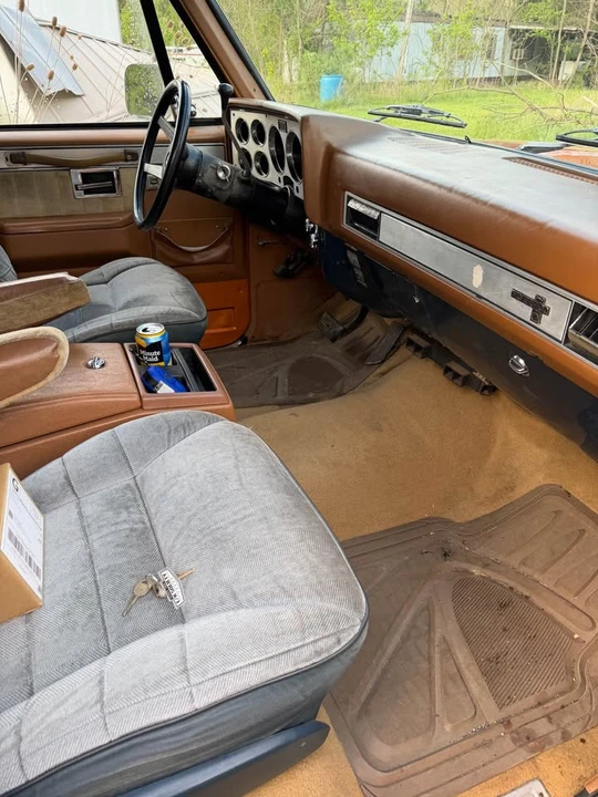 1982 Chevrolet Suburban 7th Gen - Image 7 of 11