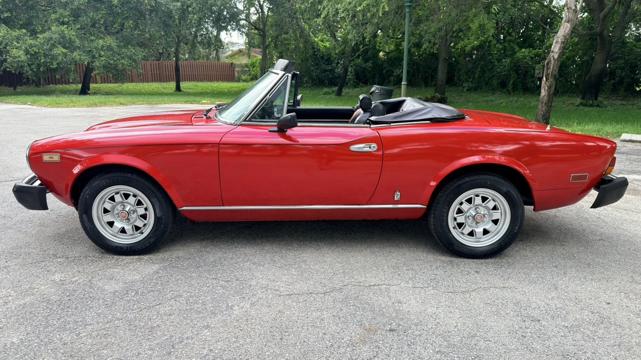 1982 Fiat 124 Sport Spider - Image 2 of 24