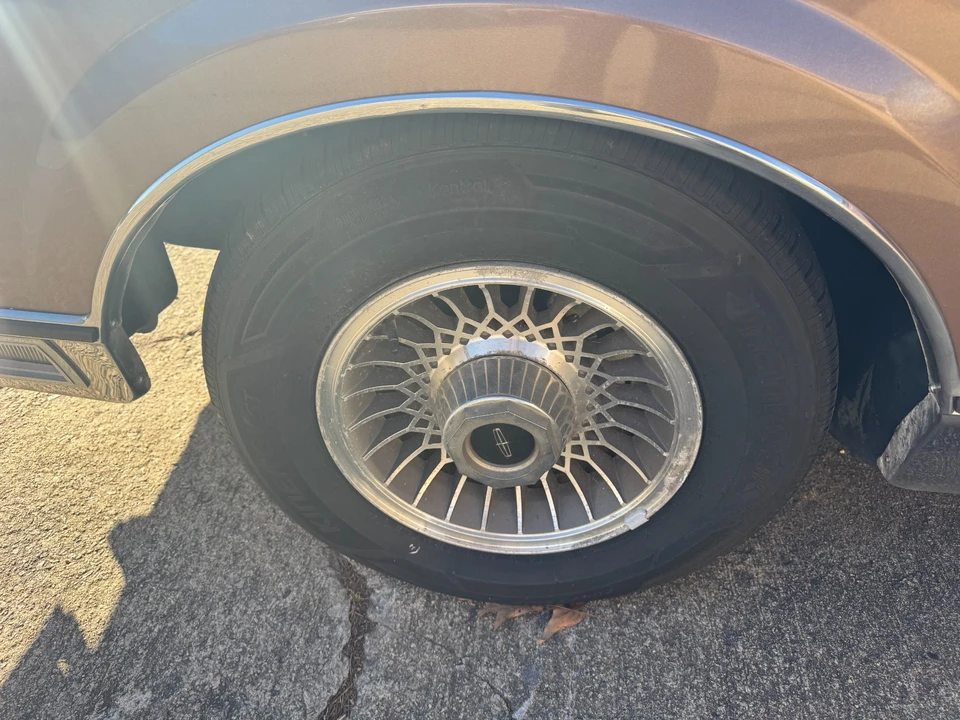 1982 Lincoln Continental 7th Gen - Image 20 of 21