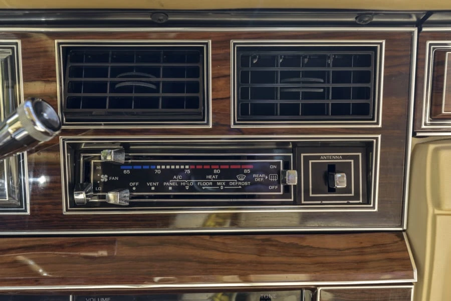 1982 Lincoln Continental Mark VI - Image 25 of 31