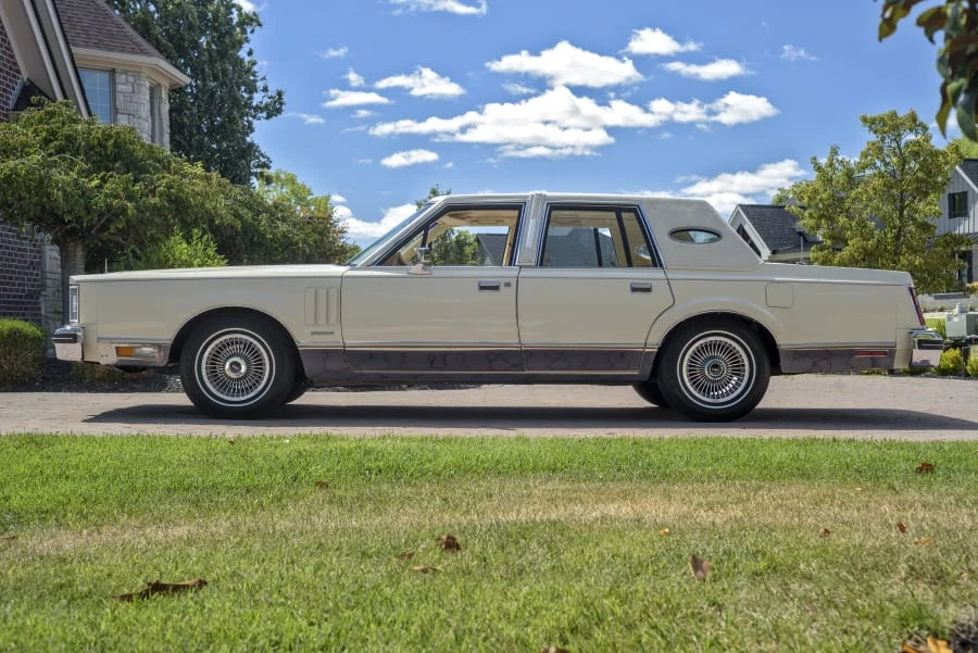 1982 Lincoln Continental Mark VI - Image 2 of 31