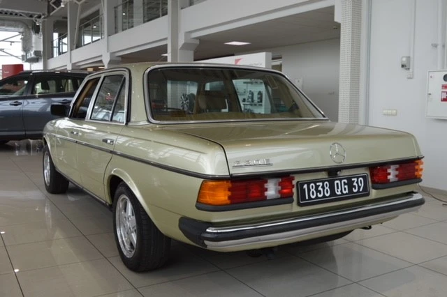 1982 Mercedes-Benz W123 Sedan - Image 6 of 31