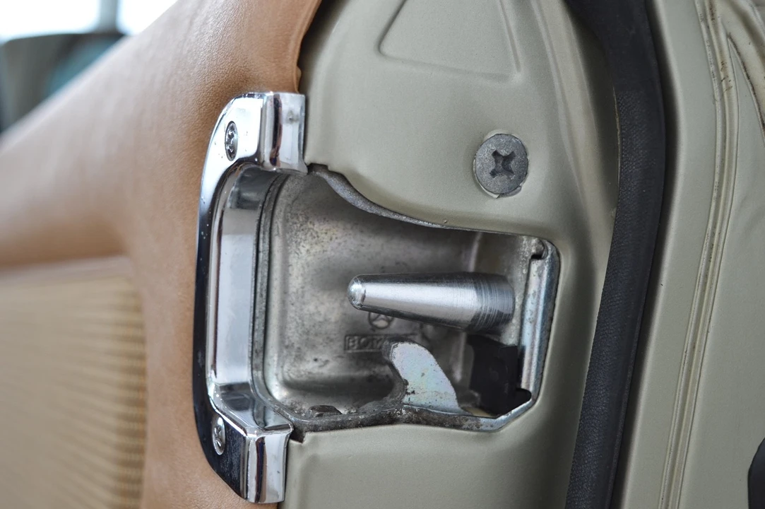 1982 Mercedes-Benz W123 Sedan - Image 19 of 31