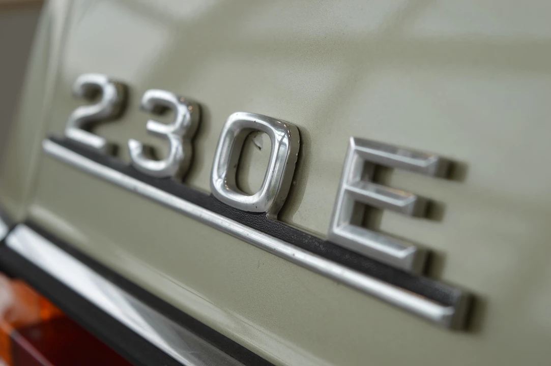 1982 Mercedes-Benz W123 Sedan - Image 11 of 31