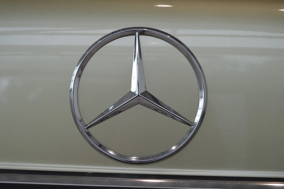 1982 Mercedes-Benz W123 Sedan - Image 12 of 31