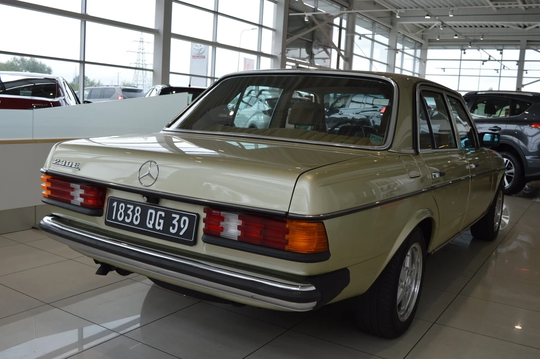 1982 Mercedes-Benz W123 Sedan - Image 9 of 31