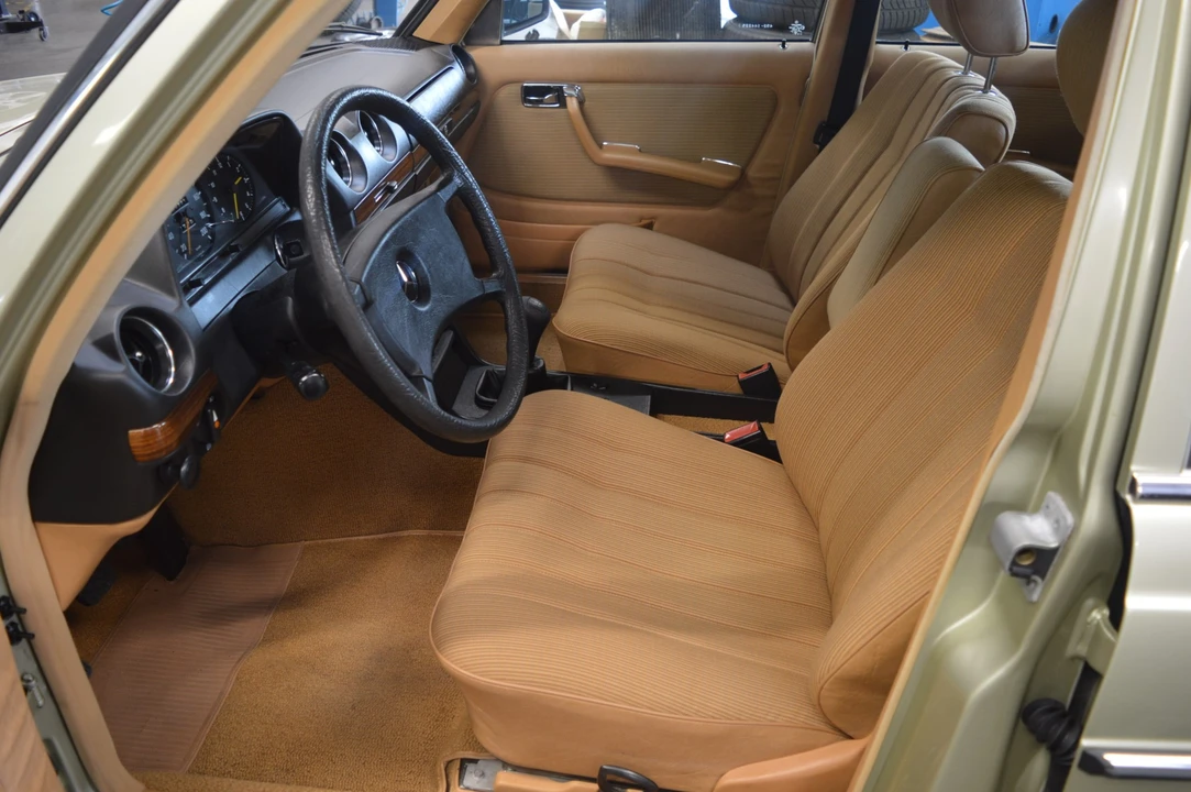 1982 Mercedes-Benz W123 Sedan - Image 24 of 31
