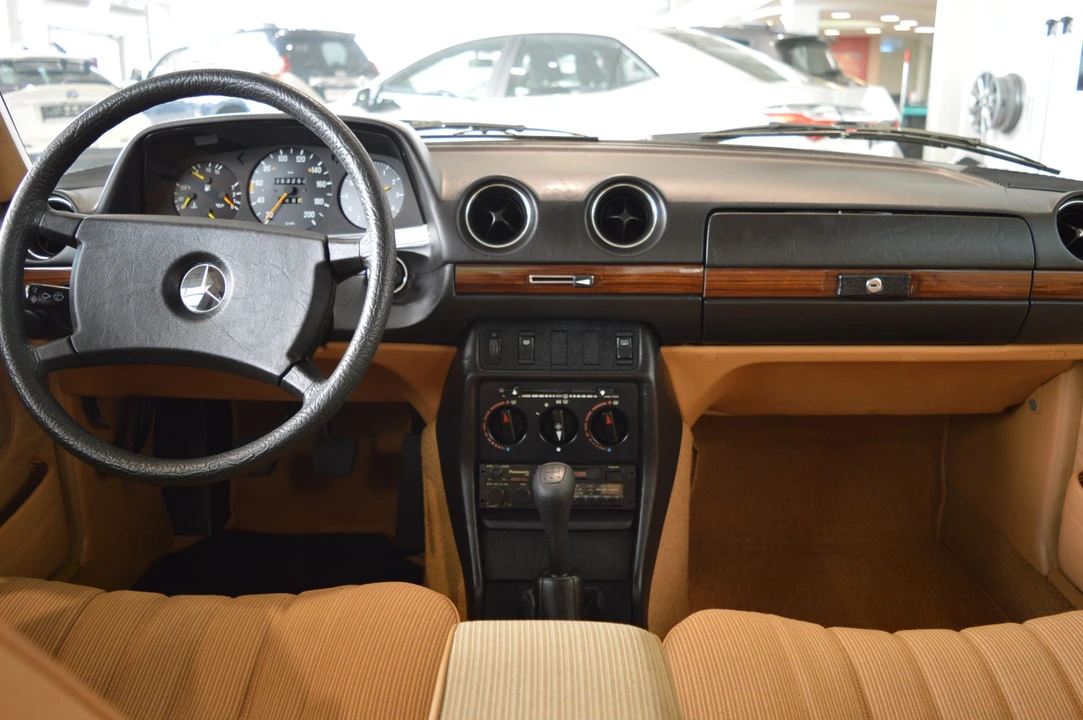 1982 Mercedes-Benz W123 Sedan - Image 30 of 31