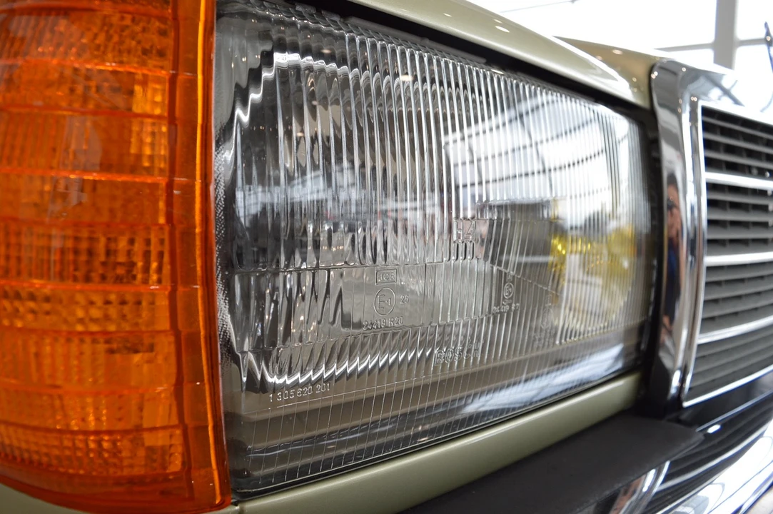 1982 Mercedes-Benz W123 Sedan - Image 15 of 31