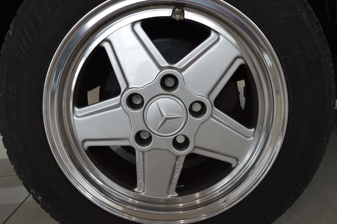 1982 Mercedes-Benz W123 Sedan - Image 16 of 31