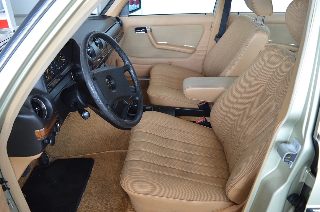 1982 Mercedes-Benz W123 Sedan - Image 26 of 31