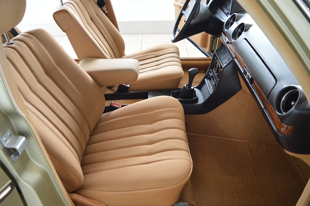 1982 Mercedes-Benz W123 Sedan - Image 25 of 31