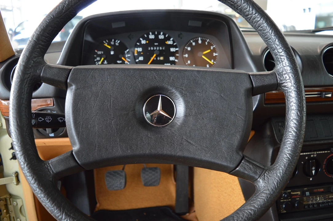 1982 Mercedes-Benz W123 Sedan - Image 31 of 31