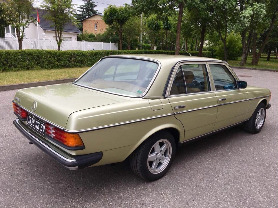 1982 Mercedes-Benz W123 Sedan - Image 2 of 31