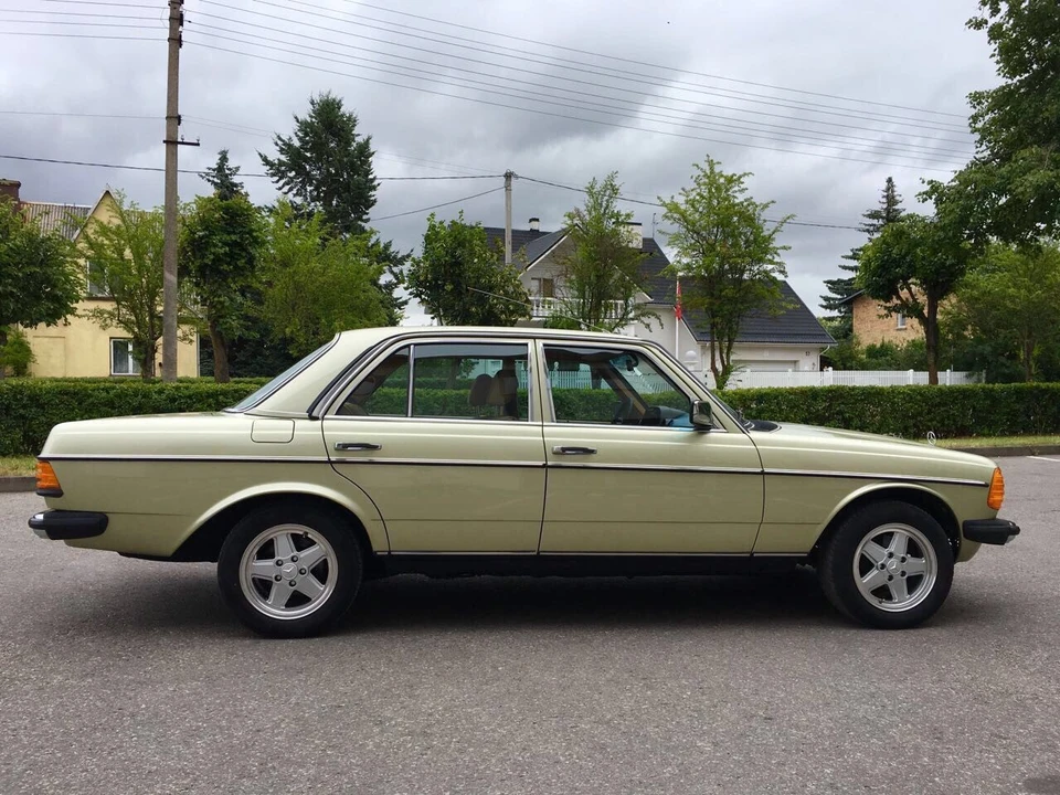 1982 Mercedes-Benz W123 Sedan - Image 3 of 31