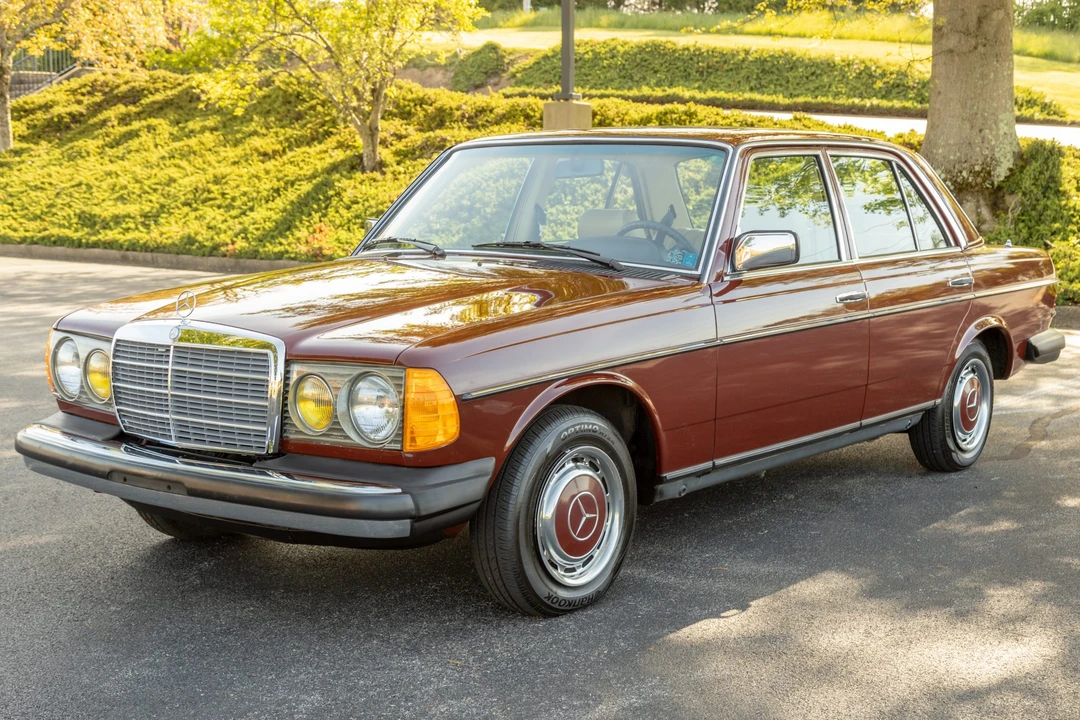 1982 Mercedes-Benz W123 Sedan - Image 2 of 31