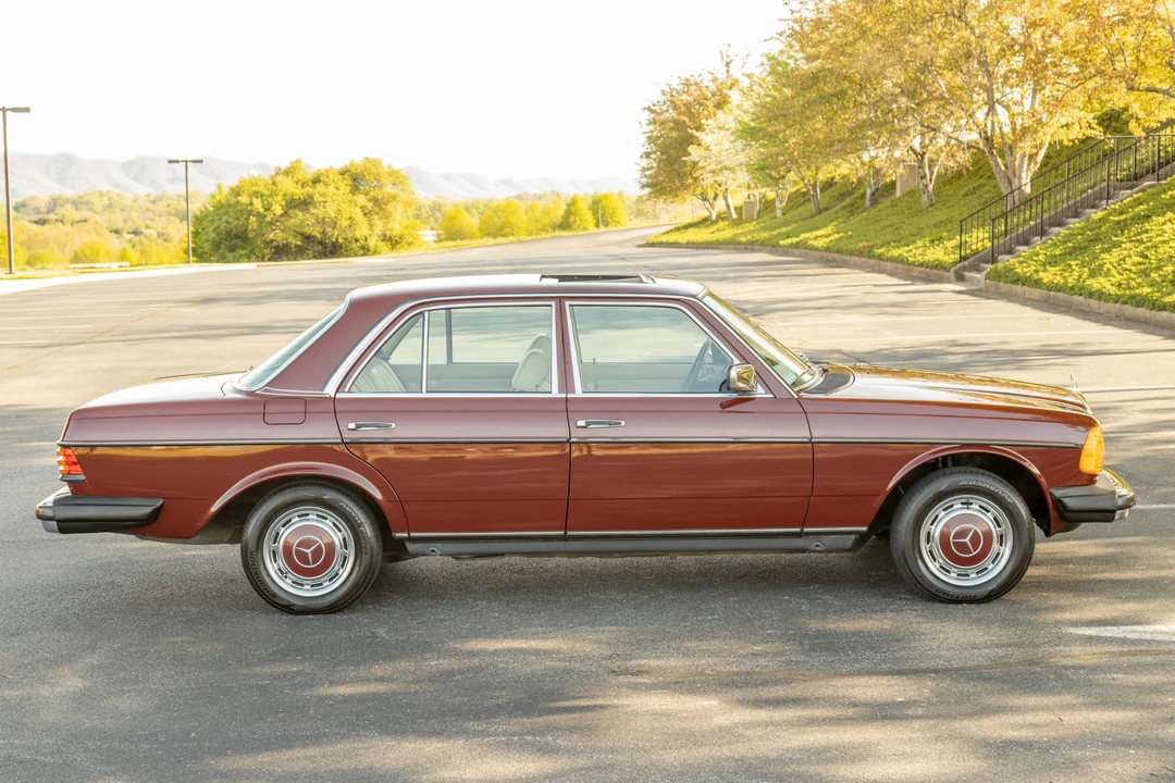 1982 Mercedes-Benz W123 Sedan - Image 7 of 31