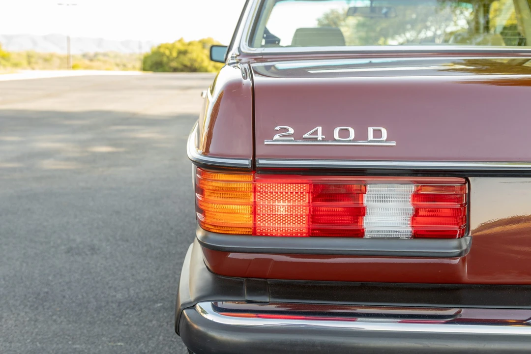 1982 Mercedes-Benz W123 Sedan - Image 16 of 31