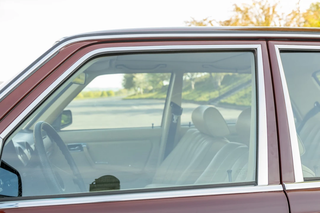 1982 Mercedes-Benz W123 Sedan - Image 18 of 31