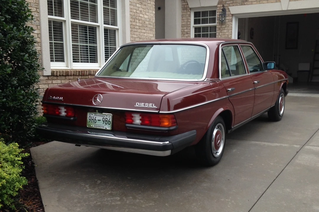 1982 Mercedes-Benz W123 Sedan - Image 13 of 31