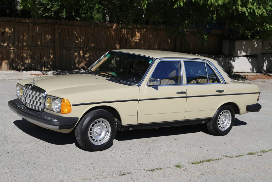 1982 Mercedes-Benz W123 Sedan - Image 6 of 31