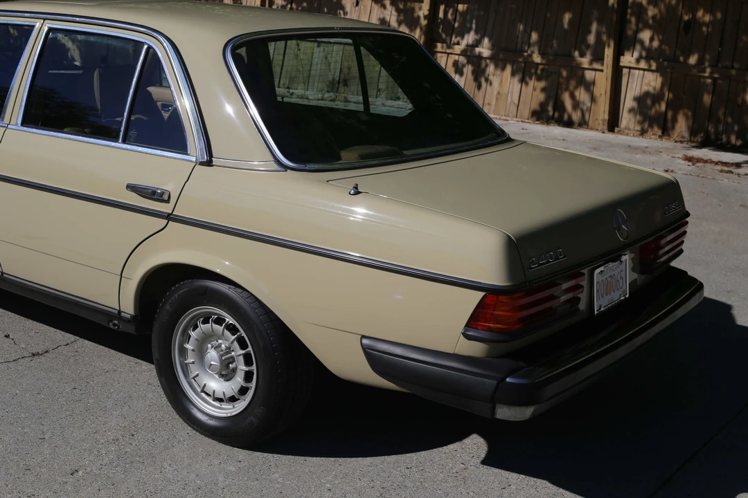 1982 Mercedes-Benz W123 Sedan - Image 11 of 31
