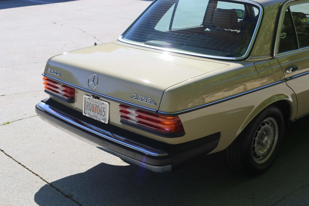 1982 Mercedes-Benz W123 Sedan - Image 12 of 31