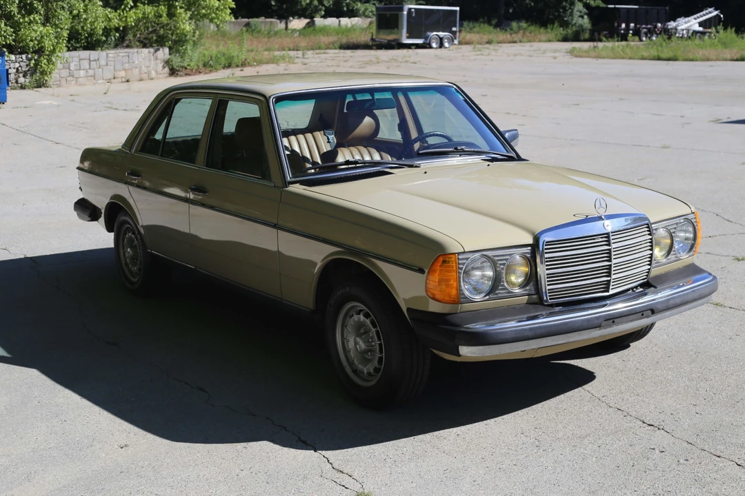 1982 Mercedes-Benz W123 Sedan - Image 5 of 31