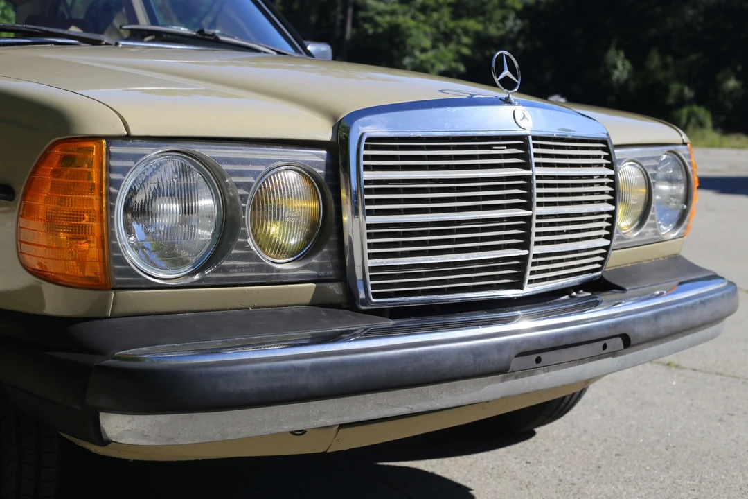 1982 Mercedes-Benz W123 Sedan - Image 10 of 31