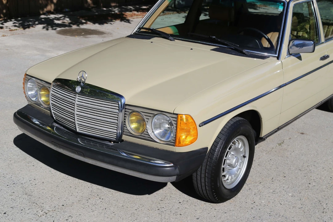 1982 Mercedes-Benz W123 Sedan - Image 9 of 31