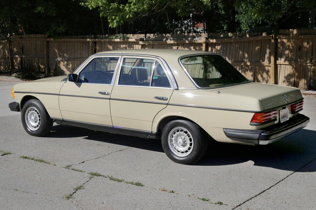 1982 Mercedes-Benz W123 Sedan - Image 7 of 31