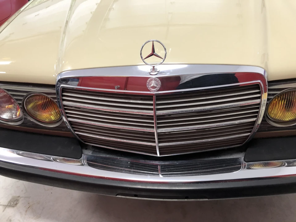 1982 Mercedes-Benz W123 Sedan - Image 15 of 31