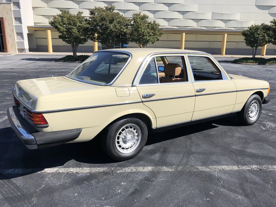 1982 Mercedes-Benz W123 Sedan - Image 2 of 31