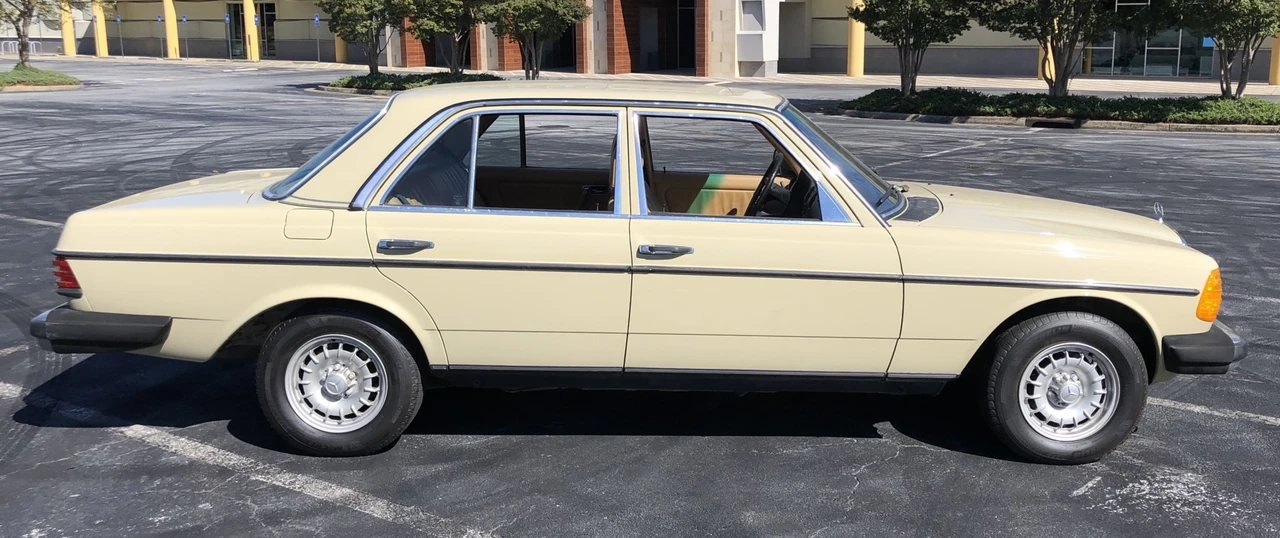 1982 Mercedes-Benz W123 Sedan - Image 3 of 31