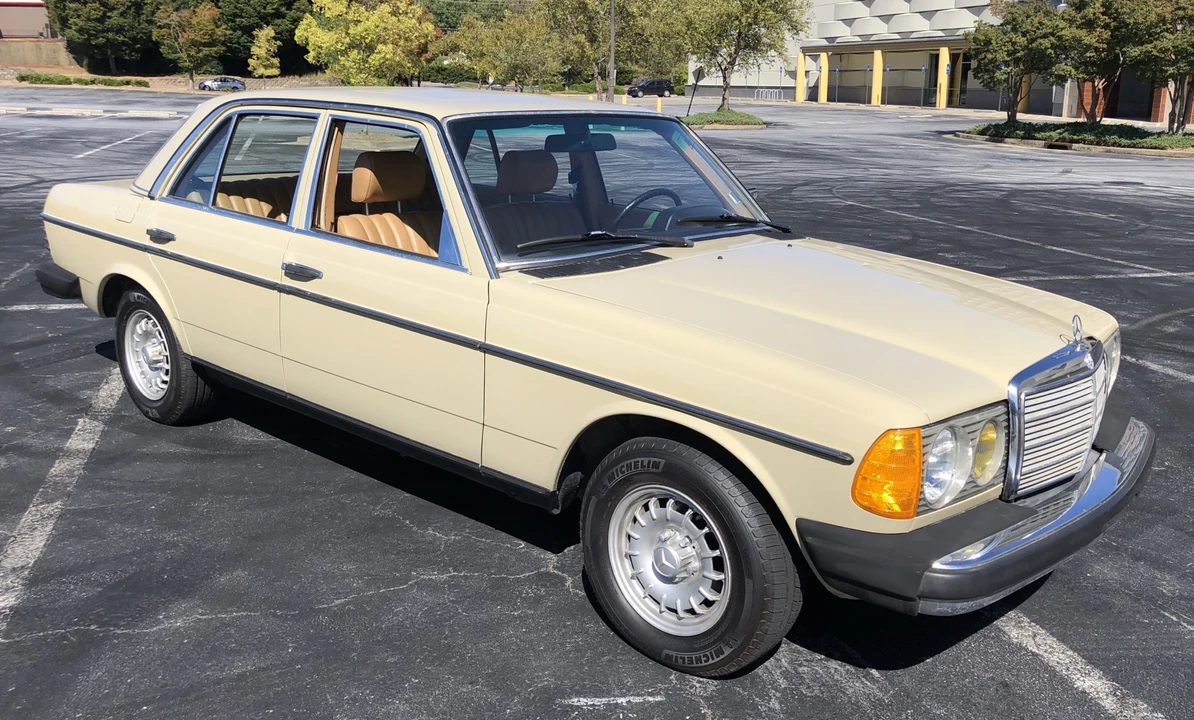 1982 Mercedes-Benz W123 Sedan - Image 4 of 31