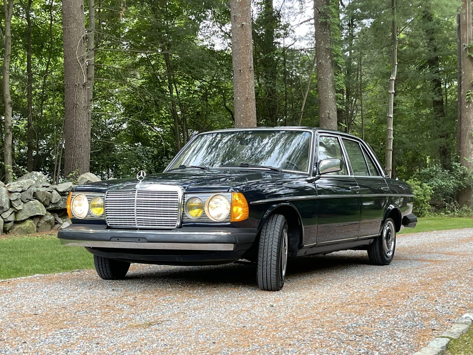 1982 Mercedes-Benz W123 Sedan - Image 3 of 31