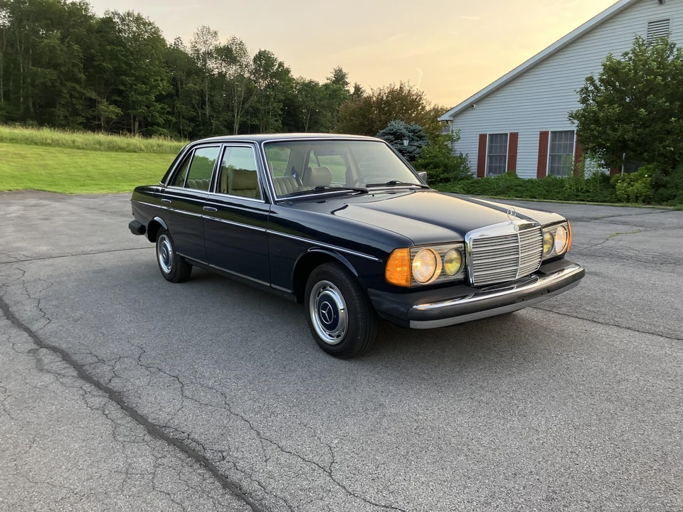 1982 Mercedes-Benz W123 Sedan - Image 16 of 31
