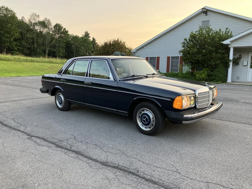 1982 Mercedes-Benz W123 Sedan - Image 17 of 31